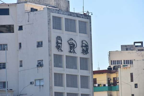 Kubanische Volkshelden im normalen Straßenbild