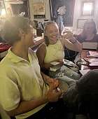 Jonah und Lara bei der Bescherung