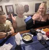 Lisbeth bekommt ein Cheesebread beim Wichteln