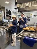 21.4.2026: Liv und Pauli kostümiert in der Galley