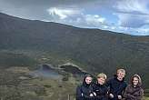 29.4.2026: Linda, Bene, Laurids und Greta vor dem Vulkankrater