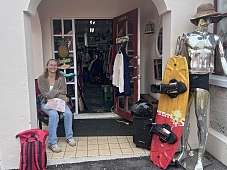 9.4.2026: Lara vorm Secondhandladen