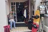 9.4.2026: Lara vorm Secondhandladen