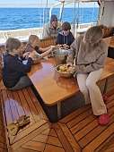 4.5.2026: Kartoffeln schälen im Teagarden fürs Abendessen