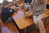 4.5.2026: Kartoffeln schälen im Teagarden fürs Abendessen