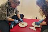 12.5.2026: Carita und Inka üben Nähen mit Bananen